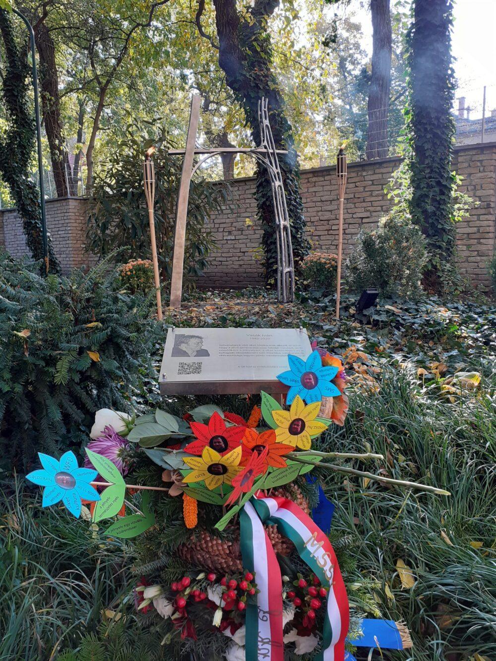 Vasák Iván-emlékhelyet avattunk a magyar jelnyelv napja alkalmából a SINOSZ kertjében