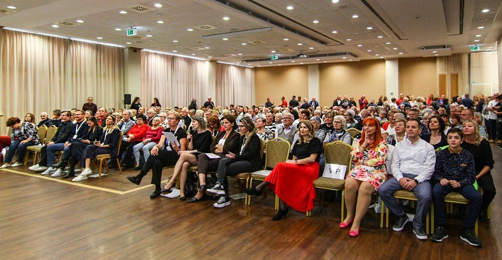 Jelelő kezek sokasága ünnepelte a siketek világnapját Egerben